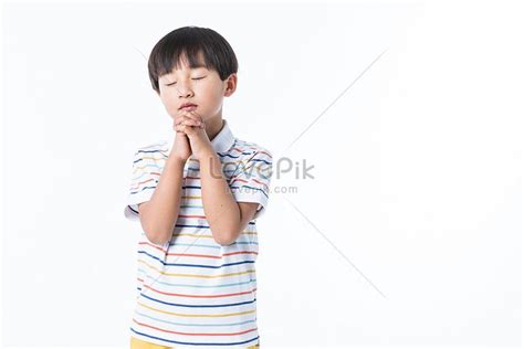Nagdarasal Ang Bata Larawan.